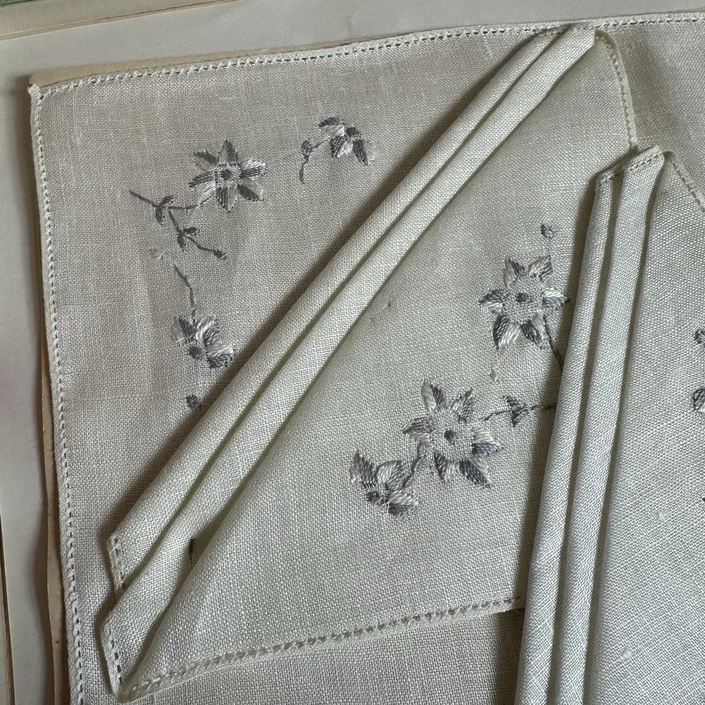 New VTG Boxed Set 3 Floral Embroidered‎ Ladies Handkerchiefs White Wedding